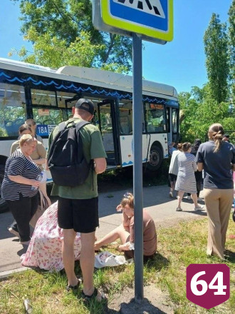 В Саратове автобус с пассажирами протаранил дерево