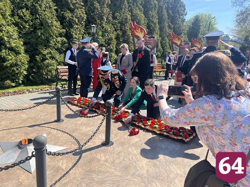 Герой России Александр Янклович поздравил с Днем Победы ветерана, проживающую в Энгельсском доме-интернате